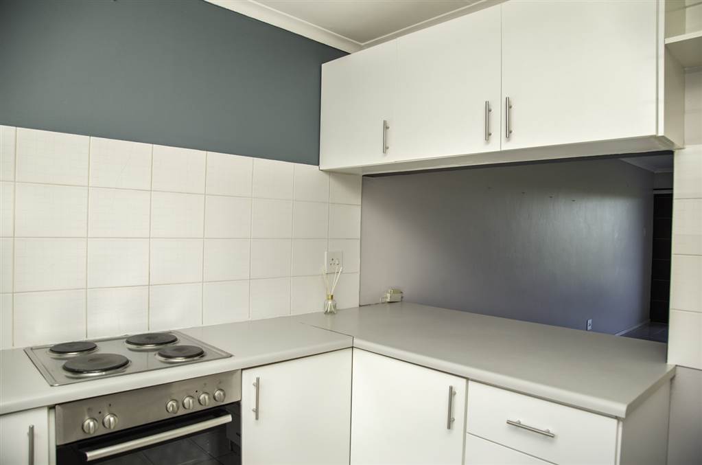 2 Bed Apartment in Sunningdale photo number 5
