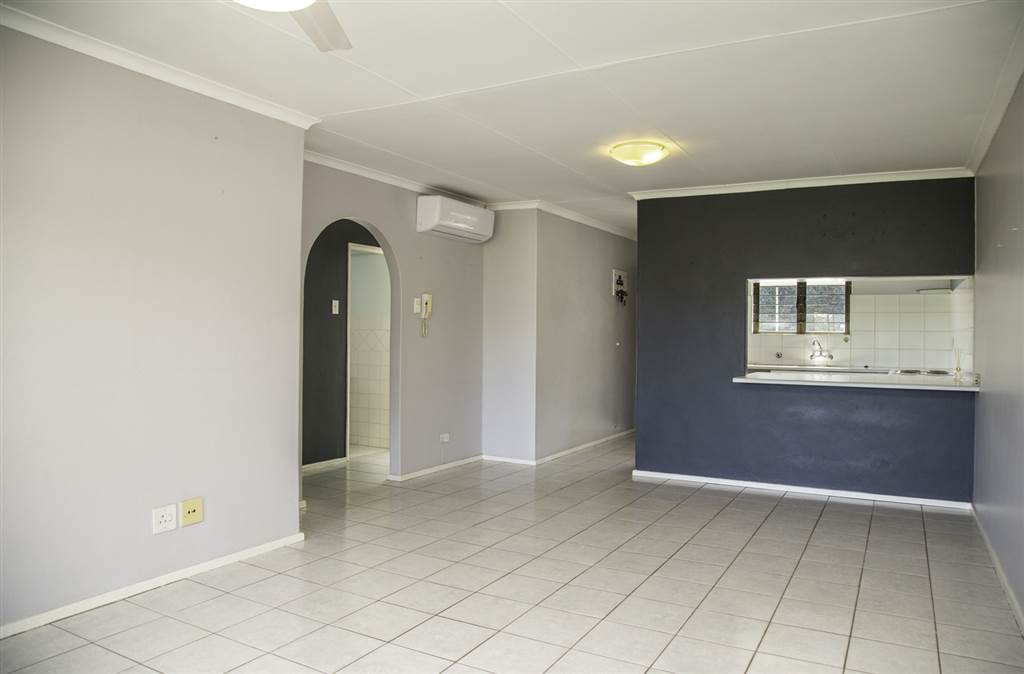 2 Bed Apartment in Sunningdale photo number 9