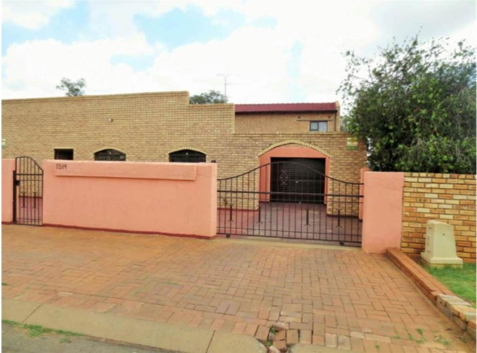 6 Bed House in Lenasia photo number 3
