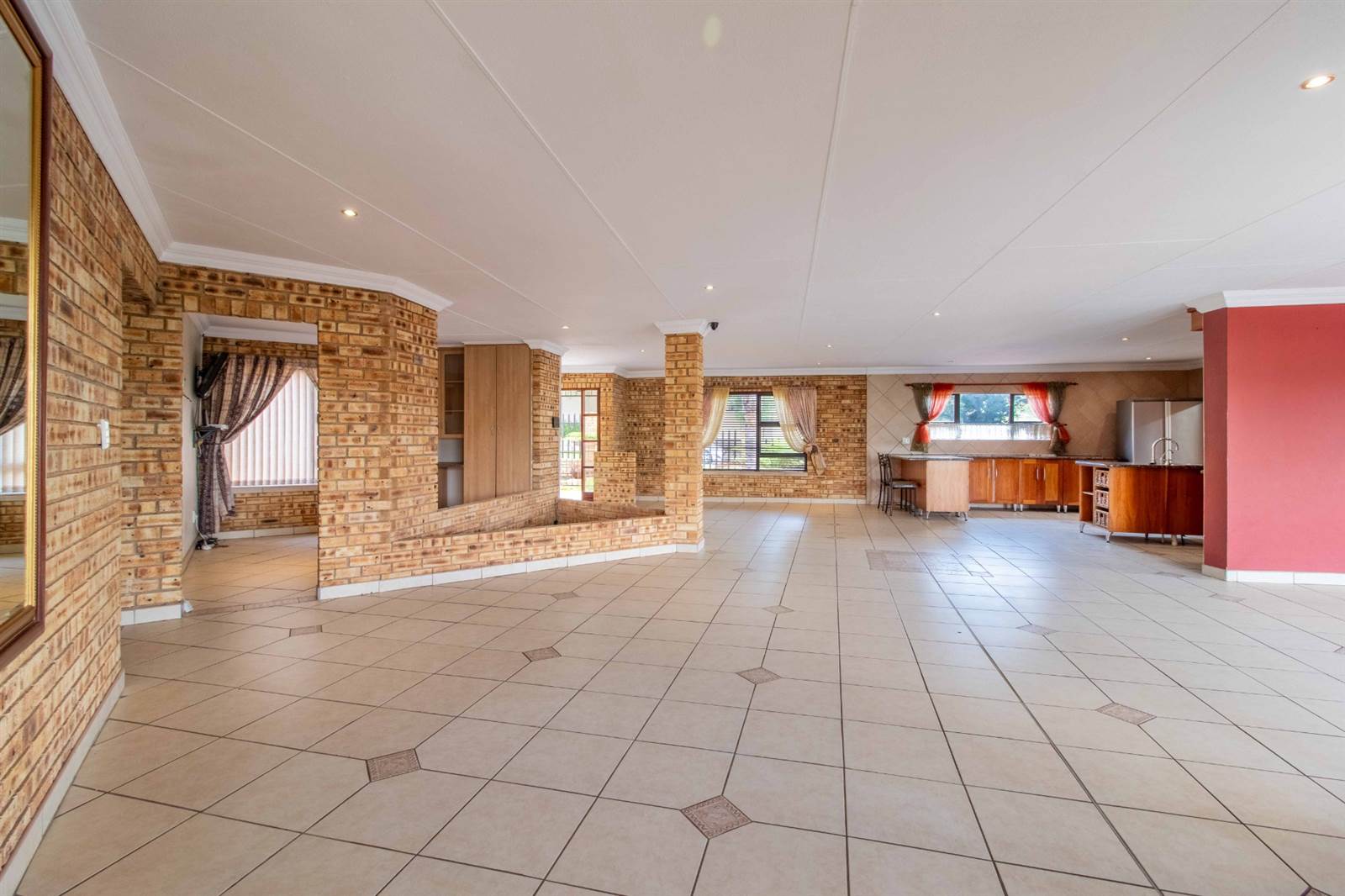 6 Bed House in Rangeview photo number 8