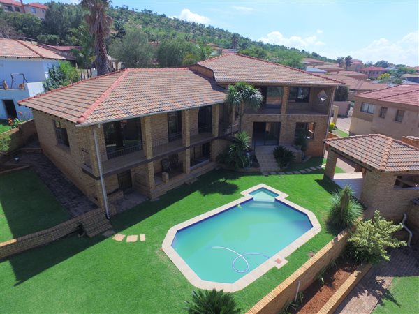 6 Bed House in Rangeview