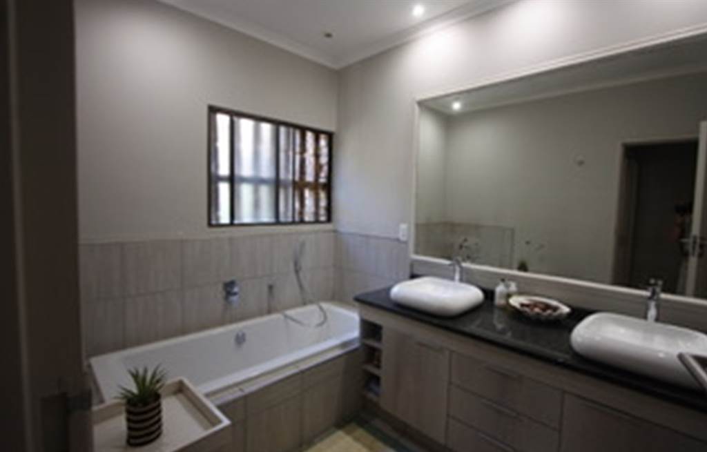 3 Bed House in Waterkloof photo number 17