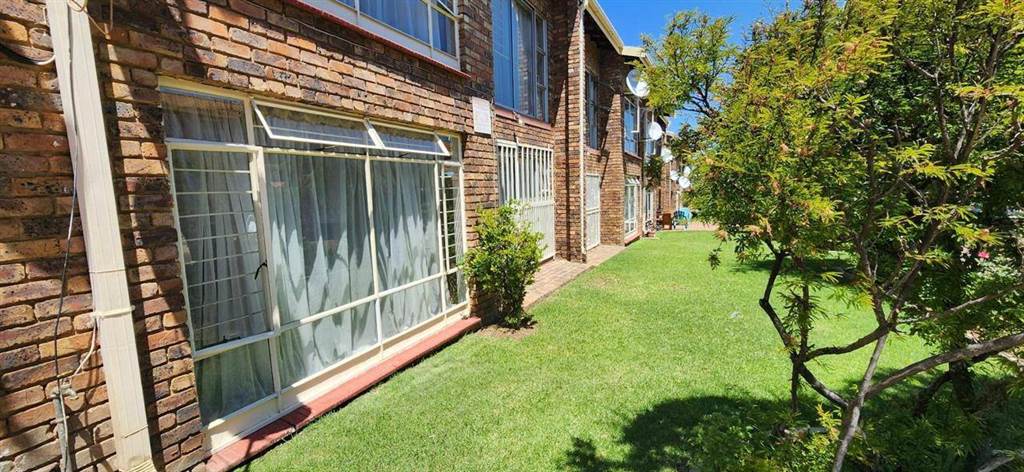 2 Bed Townhouse in Brackendowns photo number 21
