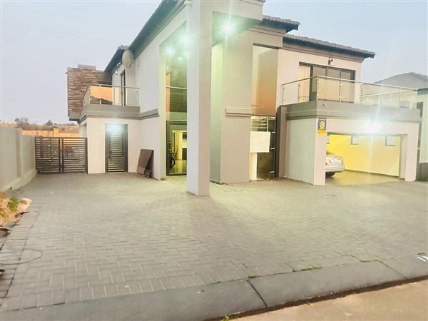5 Bed House in Krugersdorp North