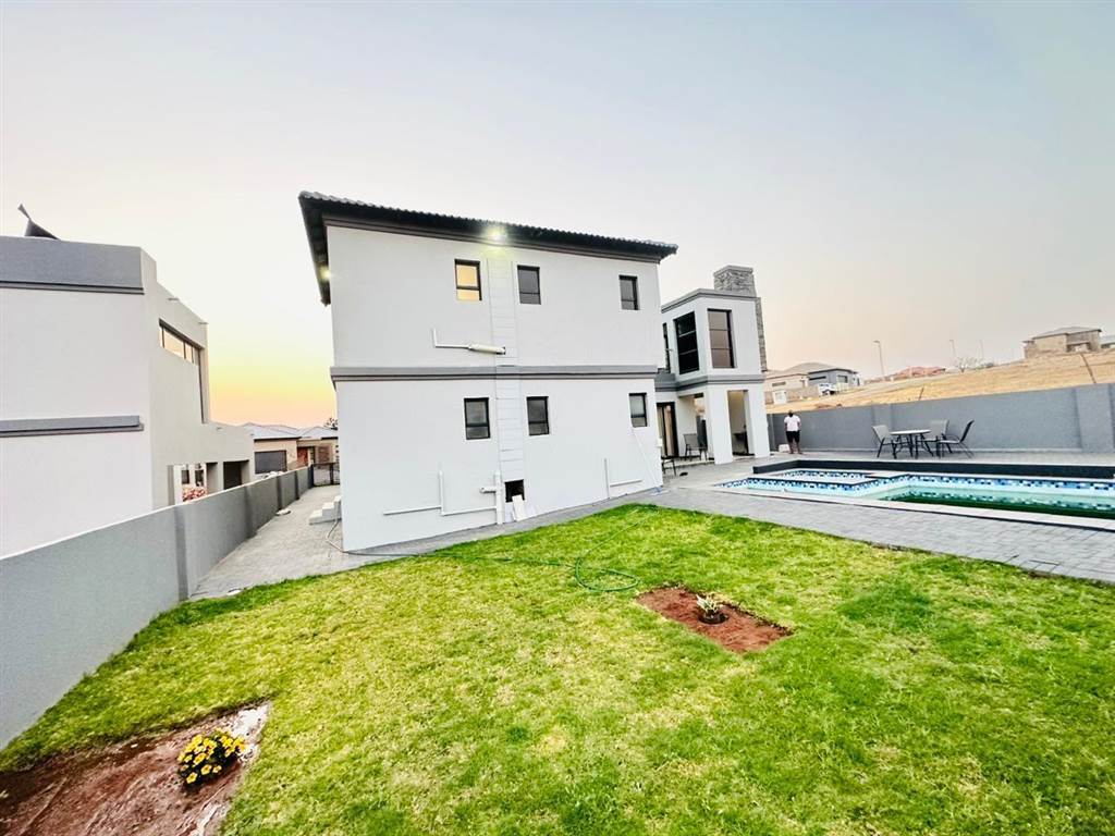 5 Bed House in Krugersdorp North photo number 1