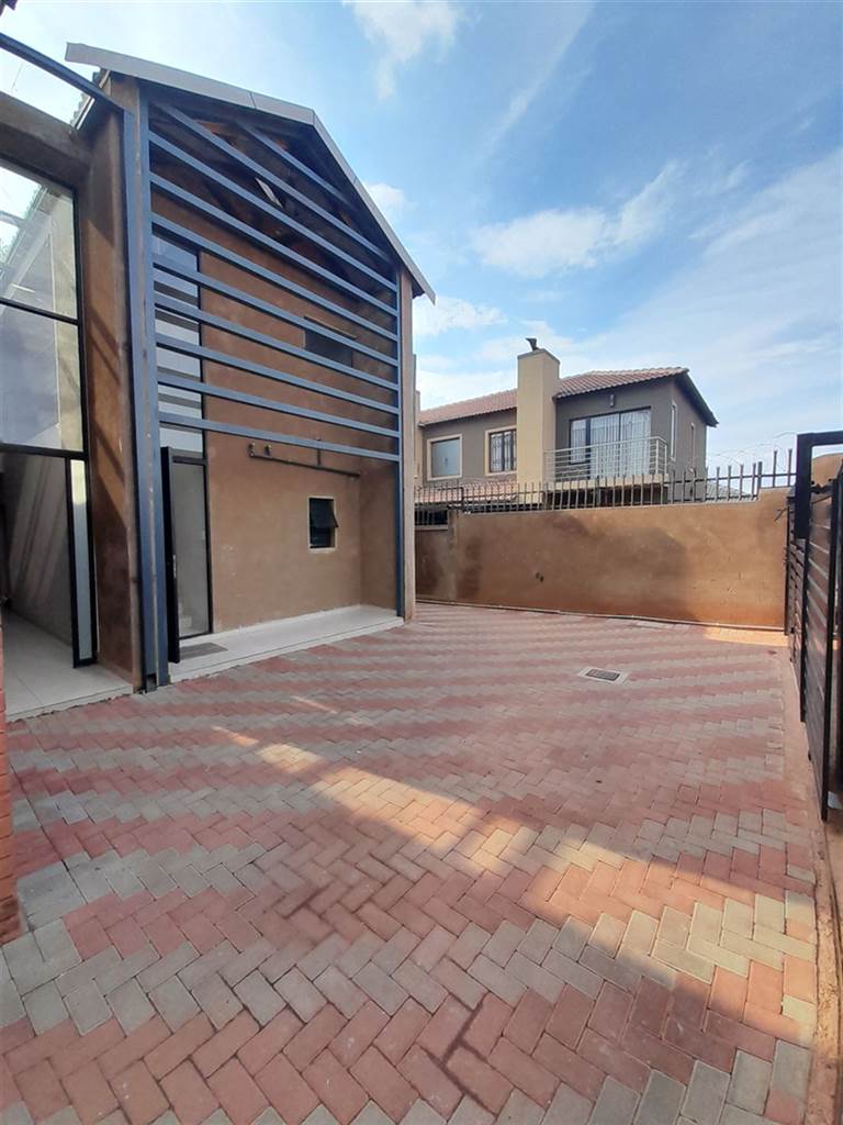 12 Bed House in Atteridgeville photo number 10