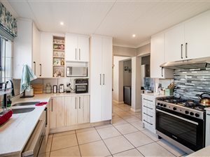 4 Bed House in Eloffsdal