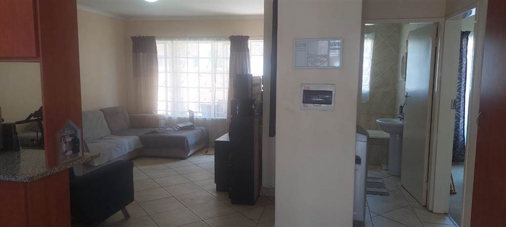 2 Bed Townhouse in Andeon AH photo number 3
