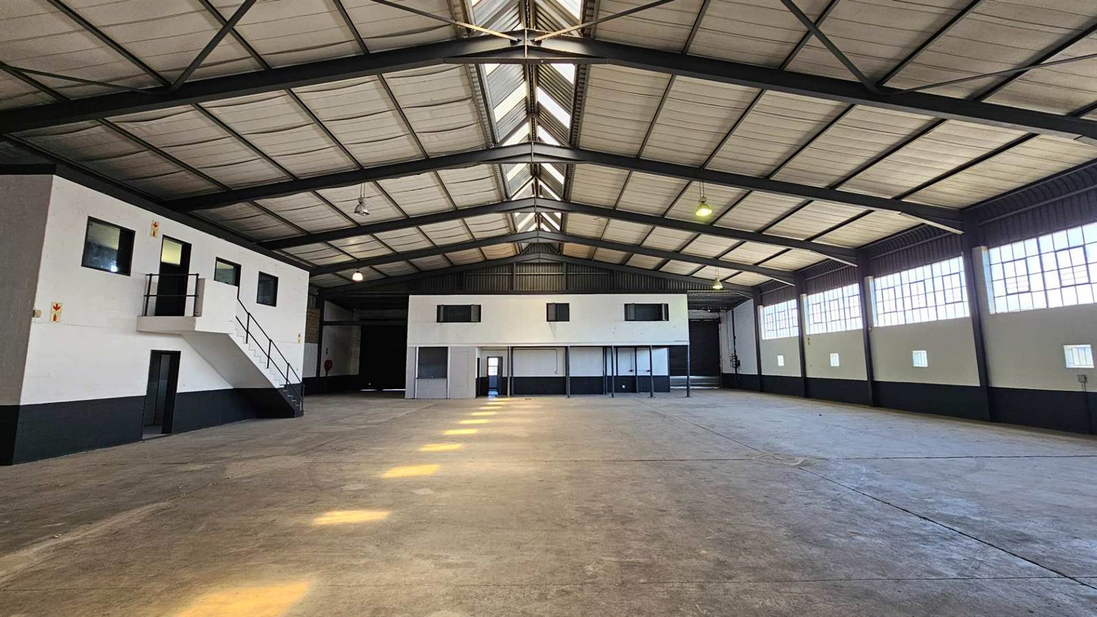 1104  m² Industrial space in Airport Industria photo number 1