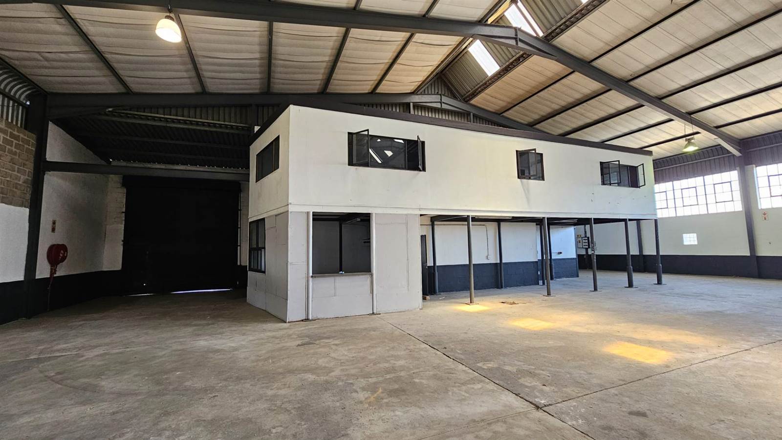 1104  m² Industrial space in Airport Industria photo number 23