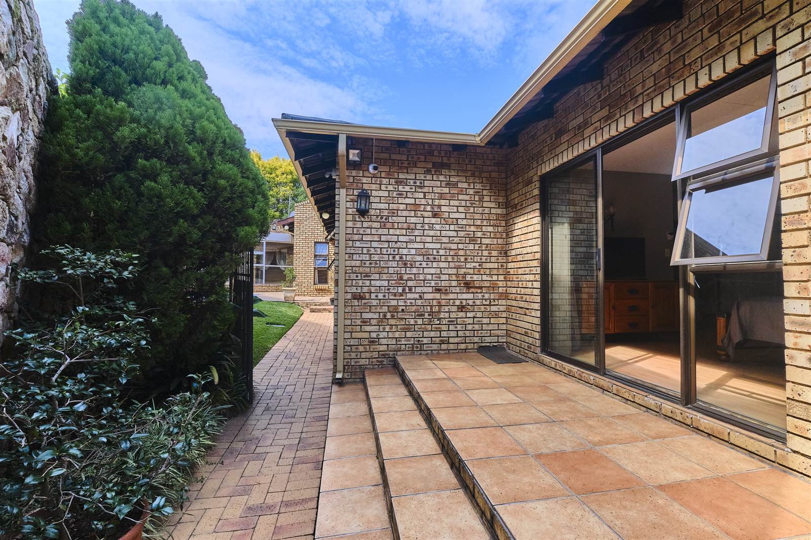 4 Bed House in Craighall Park photo number 4