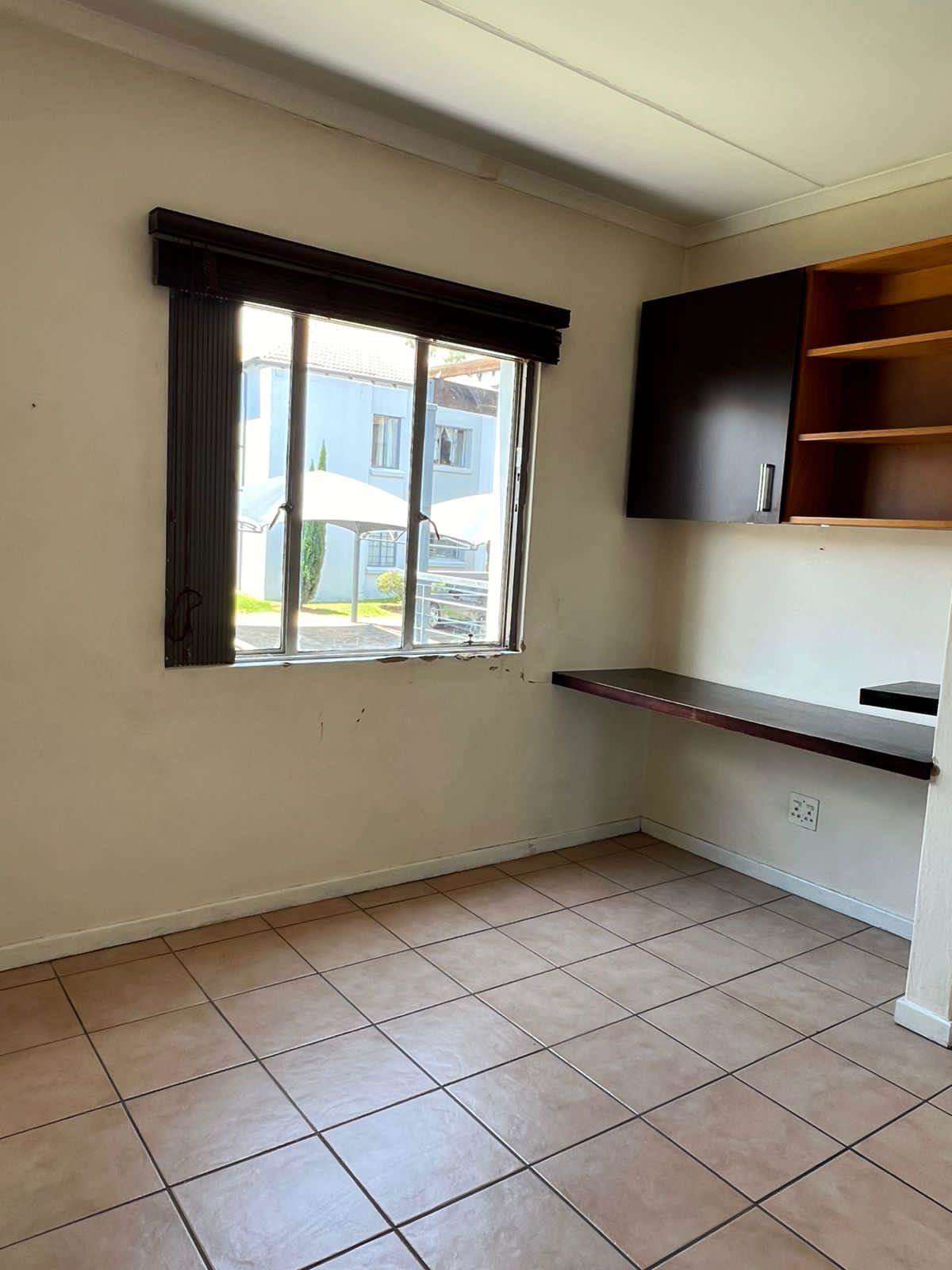 2 Bed Apartment in Douglasdale photo number 13