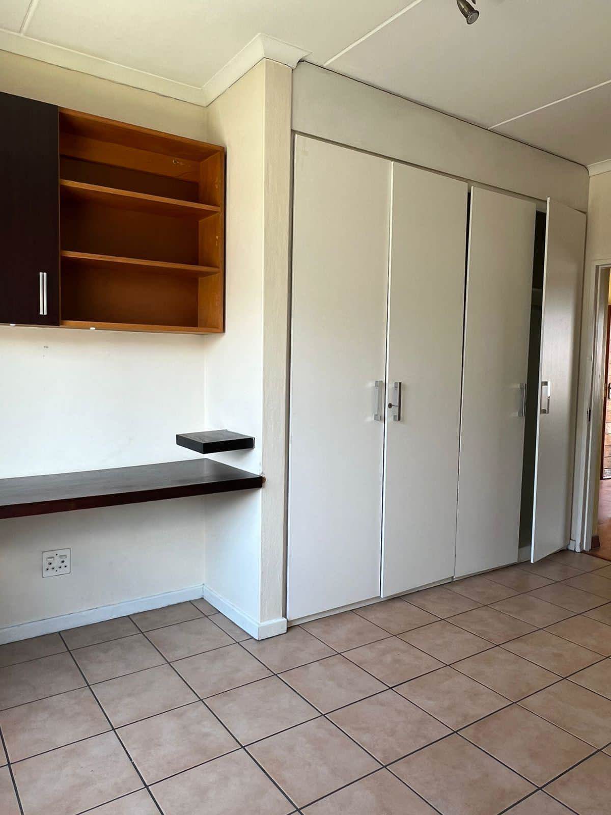 2 Bed Apartment in Douglasdale photo number 3