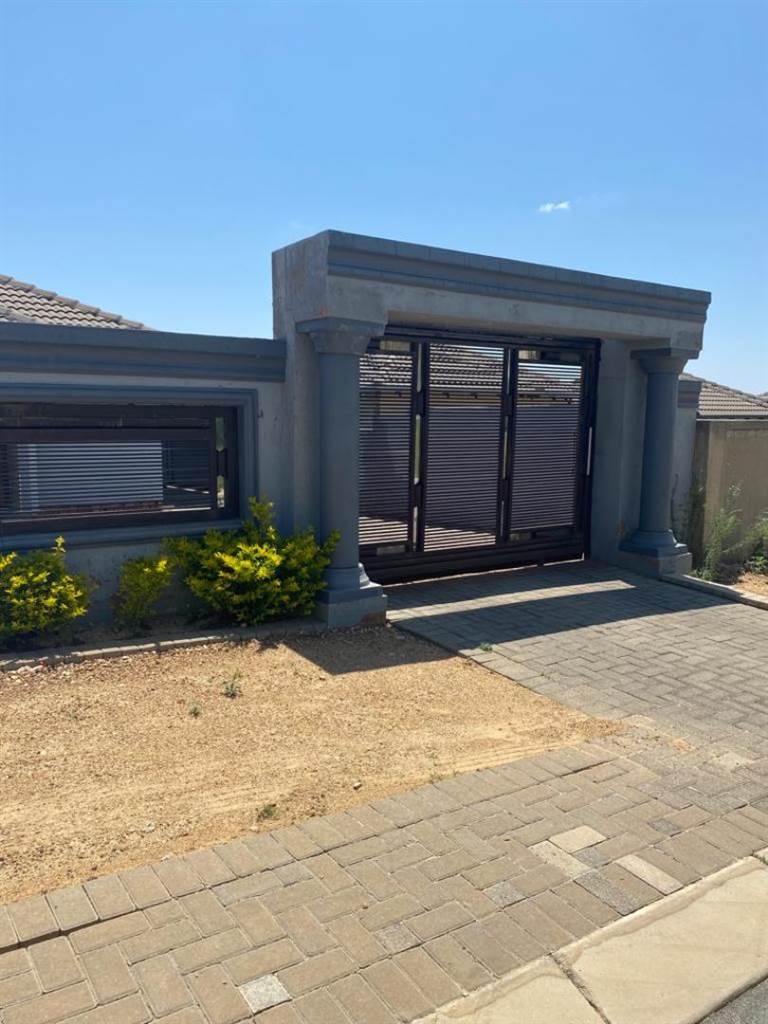 2 Bed House in Fourways photo number 2