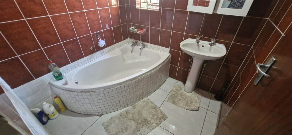 4 Bed House in Secunda photo number 11