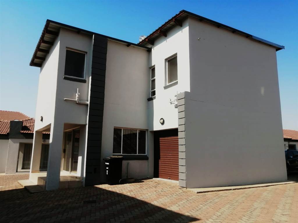 3 Bed Townhouse in Tweefontein photo number 2