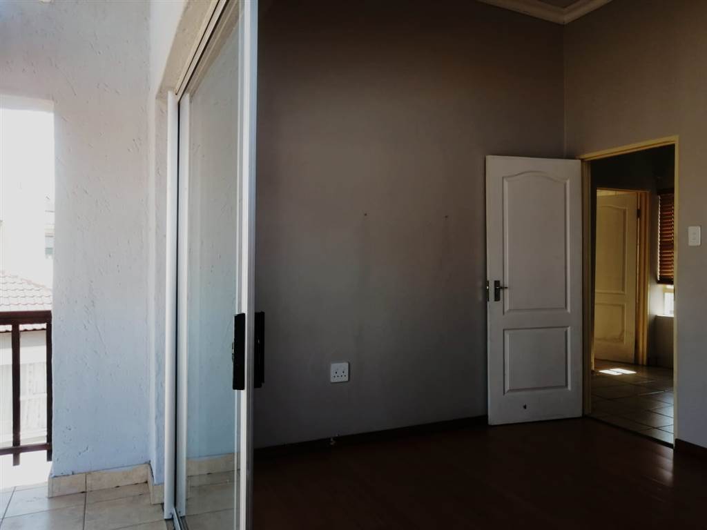 3 Bed Townhouse in Tweefontein photo number 8