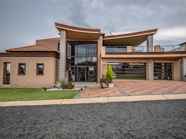 5 Bed House in Blue Valley Golf Estate