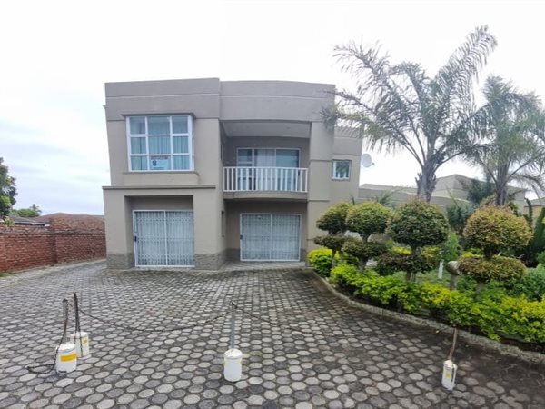 17 Bed House in Summerstrand