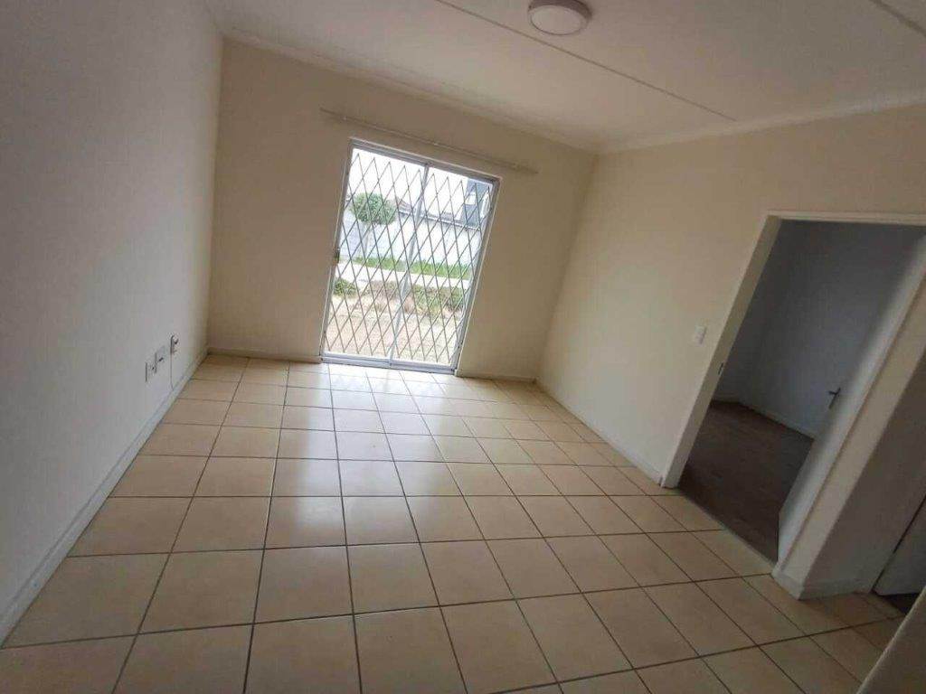 2 Bed Apartment in Eersterivier South photo number 2