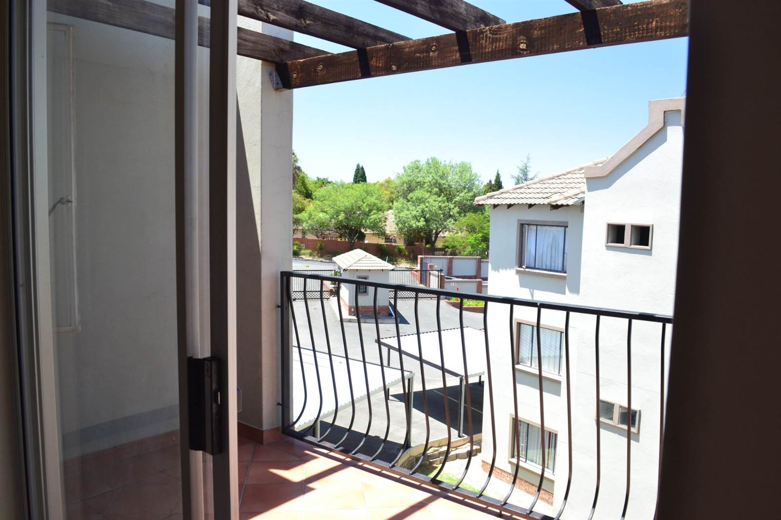 2 Bed Apartment in Bloubosrand photo number 9