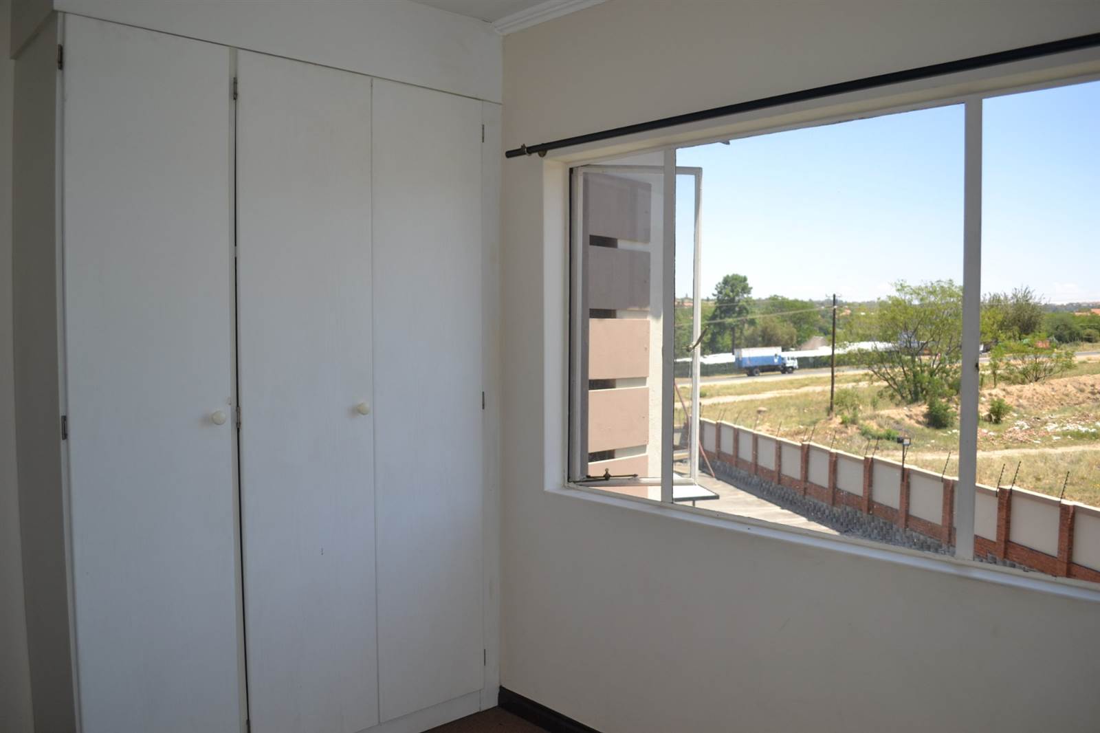 2 Bed Apartment in Bloubosrand photo number 12