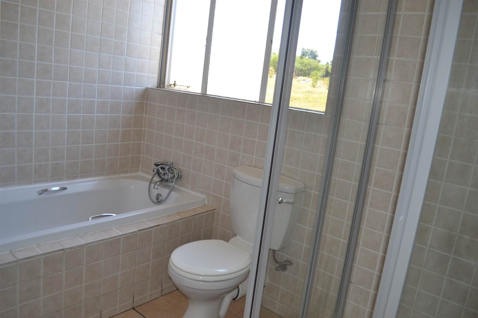 2 Bed Apartment in Bloubosrand photo number 13
