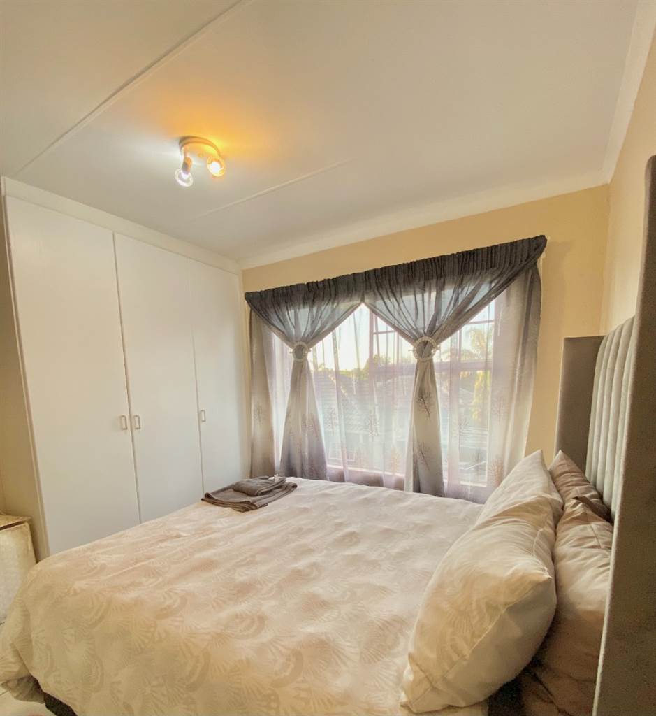 2 Bed Apartment in Heuwelsig Estate photo number 2