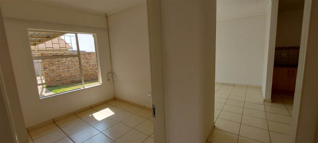3 Bed Townhouse in Maselspoort photo number 9