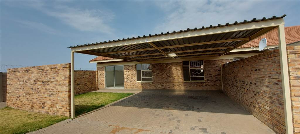 3 Bed Townhouse in Maselspoort photo number 2