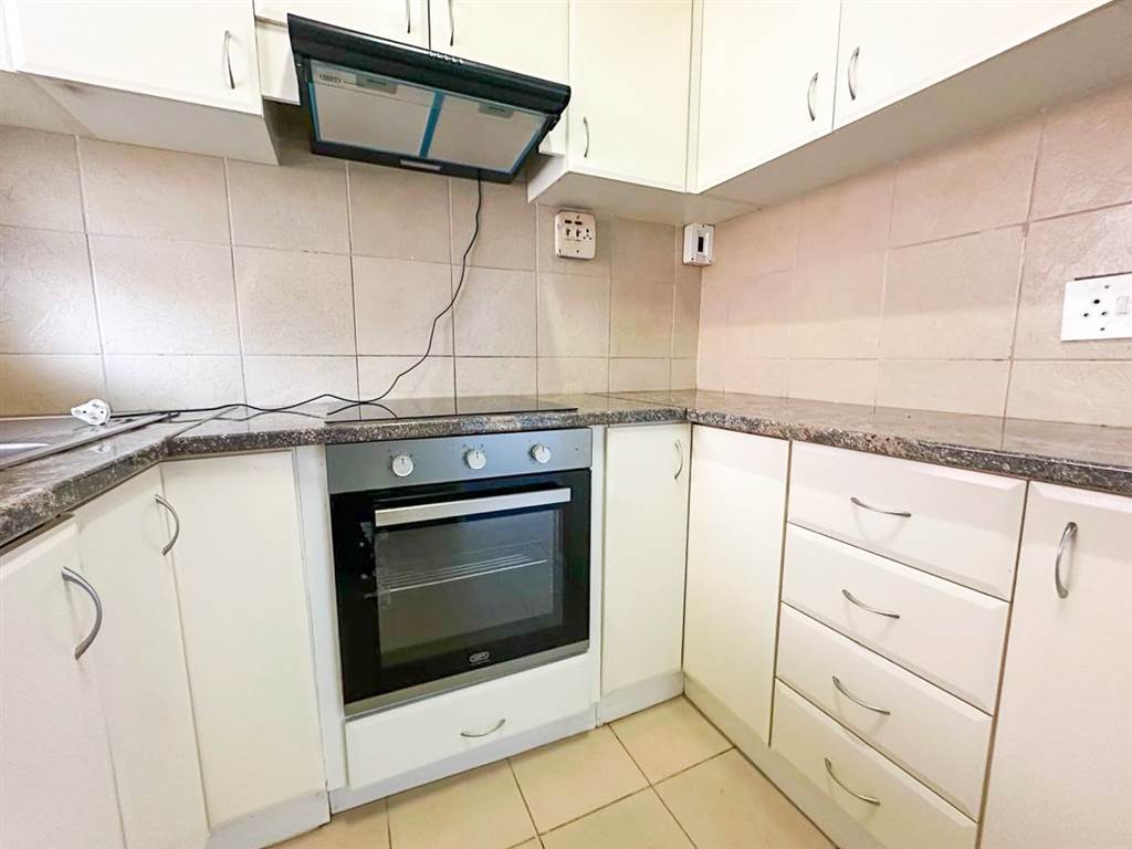 2 Bed Apartment in Essenwood photo number 5