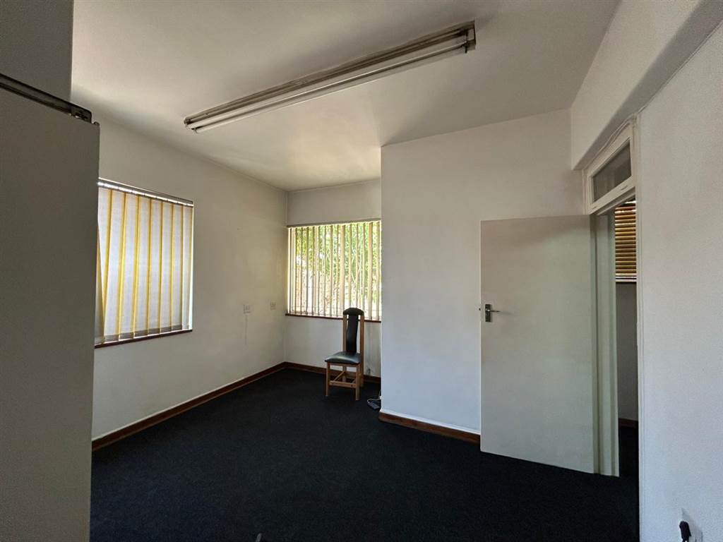 130  m² Commercial space in Northcliff photo number 6