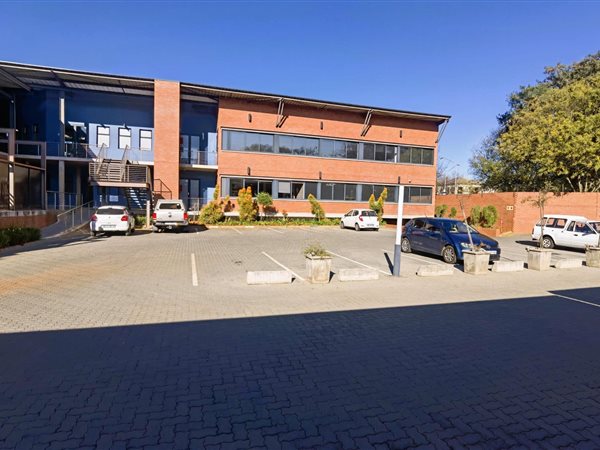 163  m² Commercial space