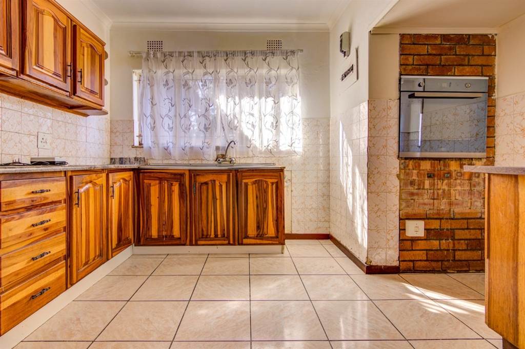 3 Bed House in Kempton Park West photo number 4