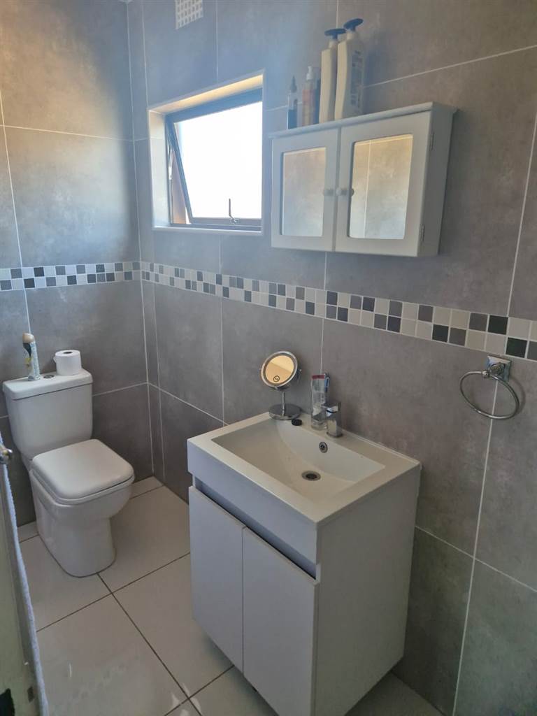 2 Bed House in Estcourt photo number 11