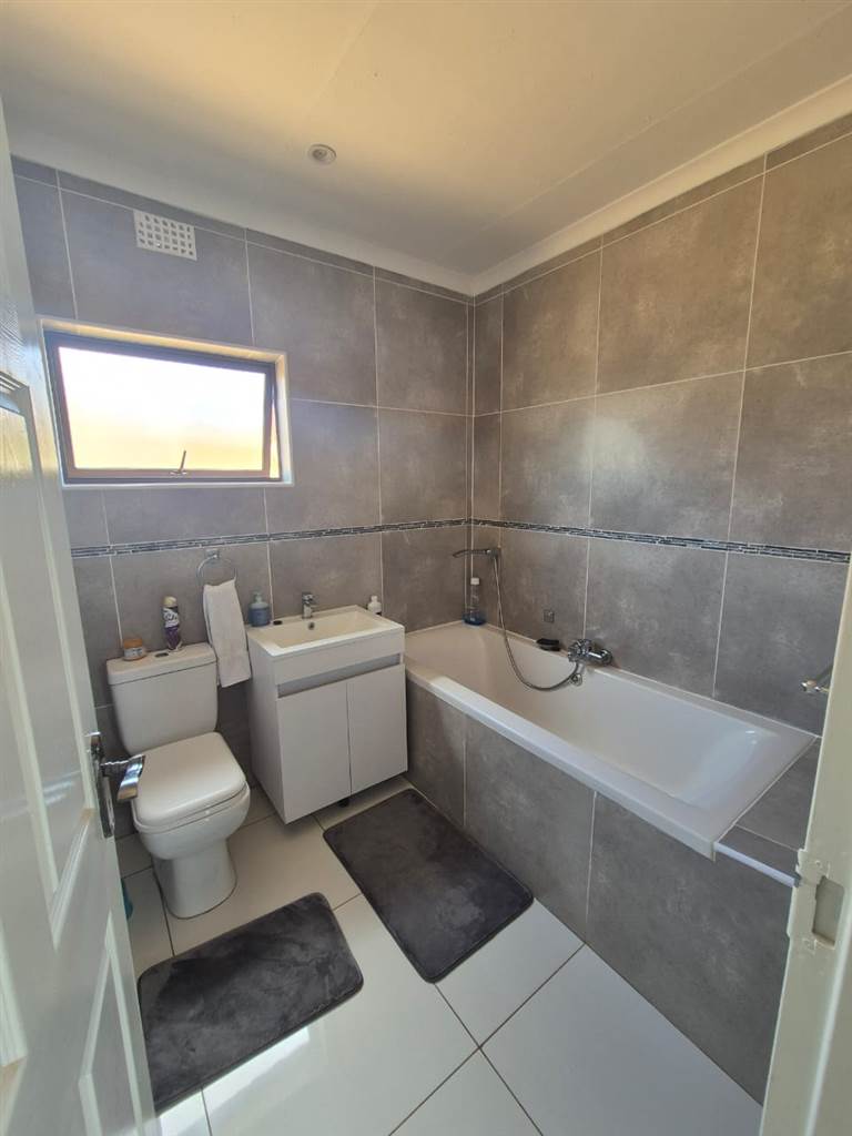 2 Bed House in Estcourt photo number 14
