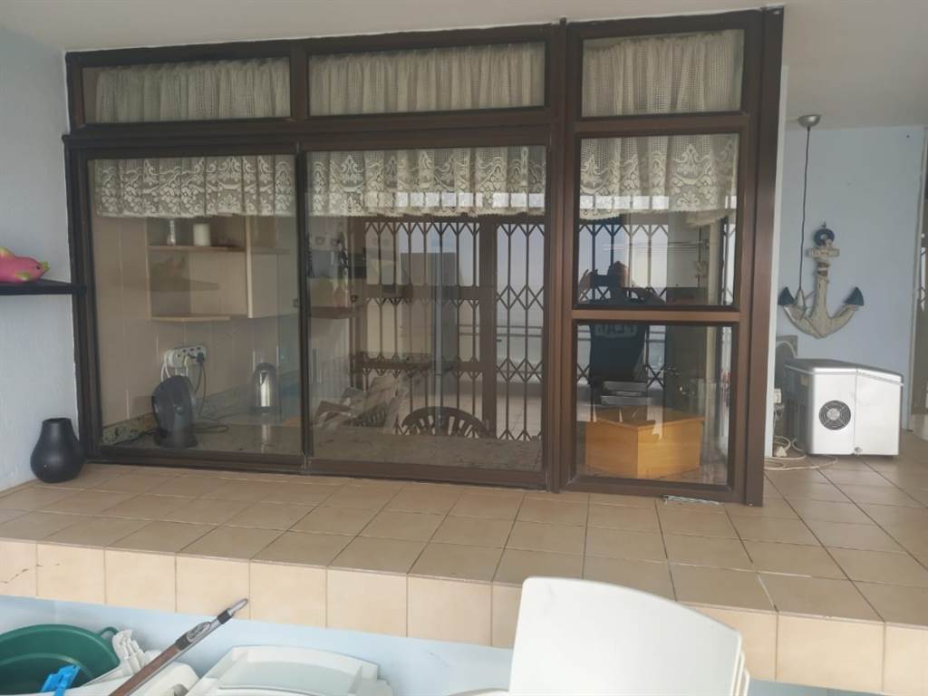 3 Bed Penthouse in Uvongo photo number 18