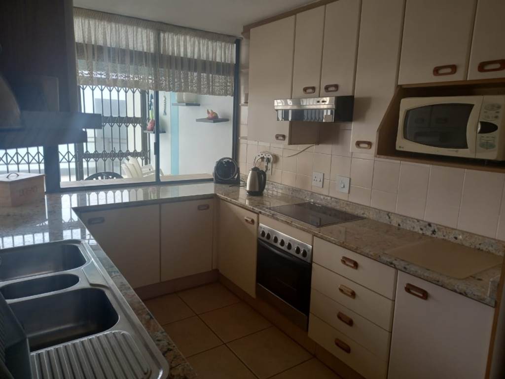 3 Bed Penthouse in Uvongo photo number 15