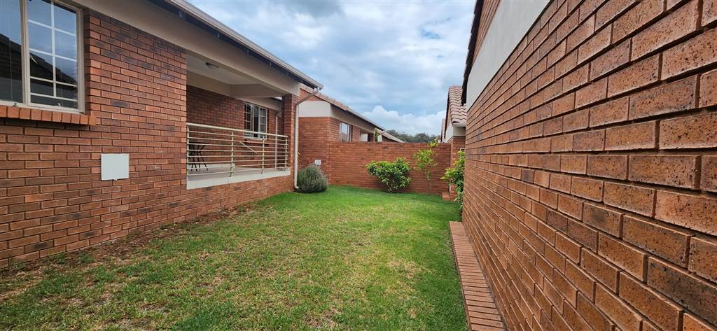 3 Bed Townhouse in Mooikloof Ridge photo number 1