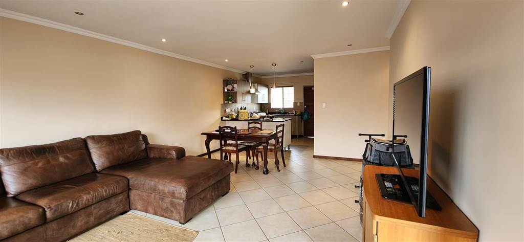3 Bed Townhouse in Mooikloof Ridge photo number 2