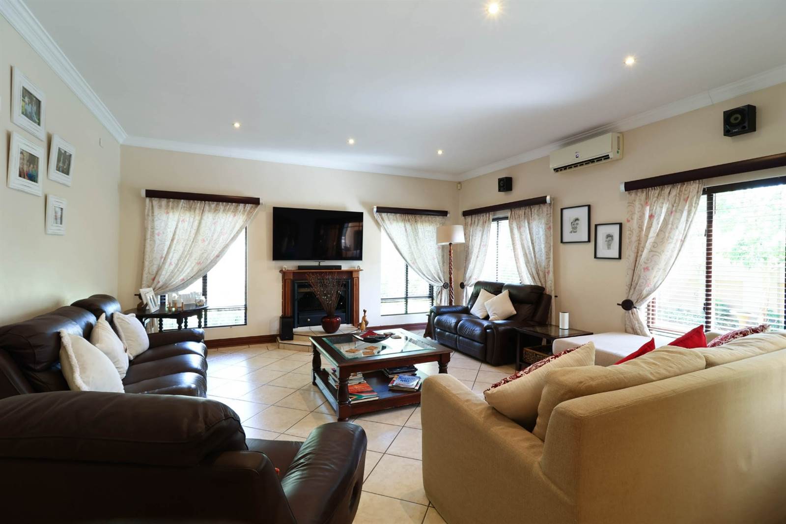 4 Bed House in Ruimsig Country Estate photo number 12