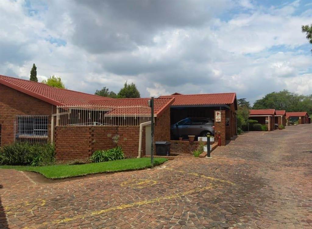 3 Bed Townhouse in Corlett Gardens photo number 1
