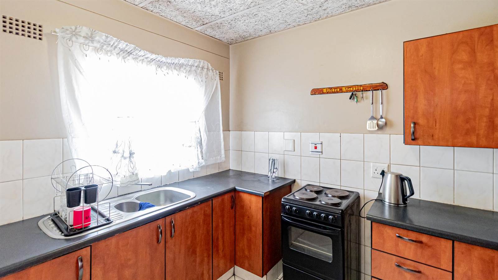 2 Bed Apartment in Kempton Park Central photo number 11