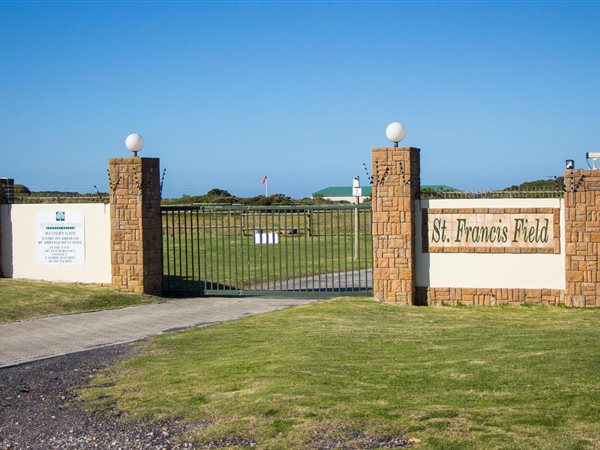 7500 m² Land available in St Francis Field