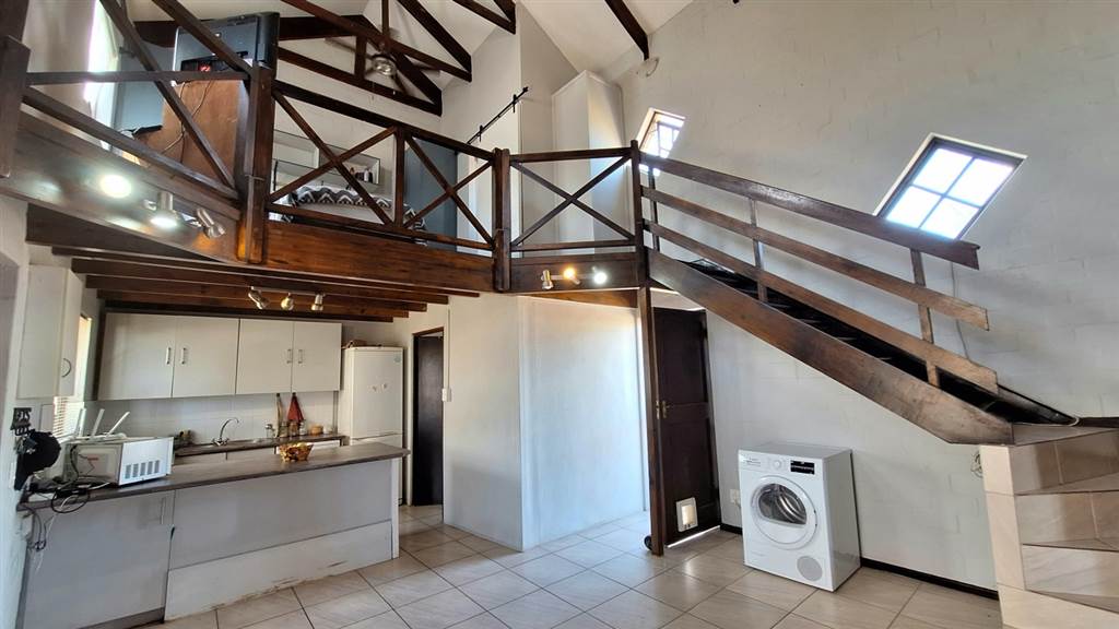 2 Bed Townhouse in Somerset West Central photo number 7