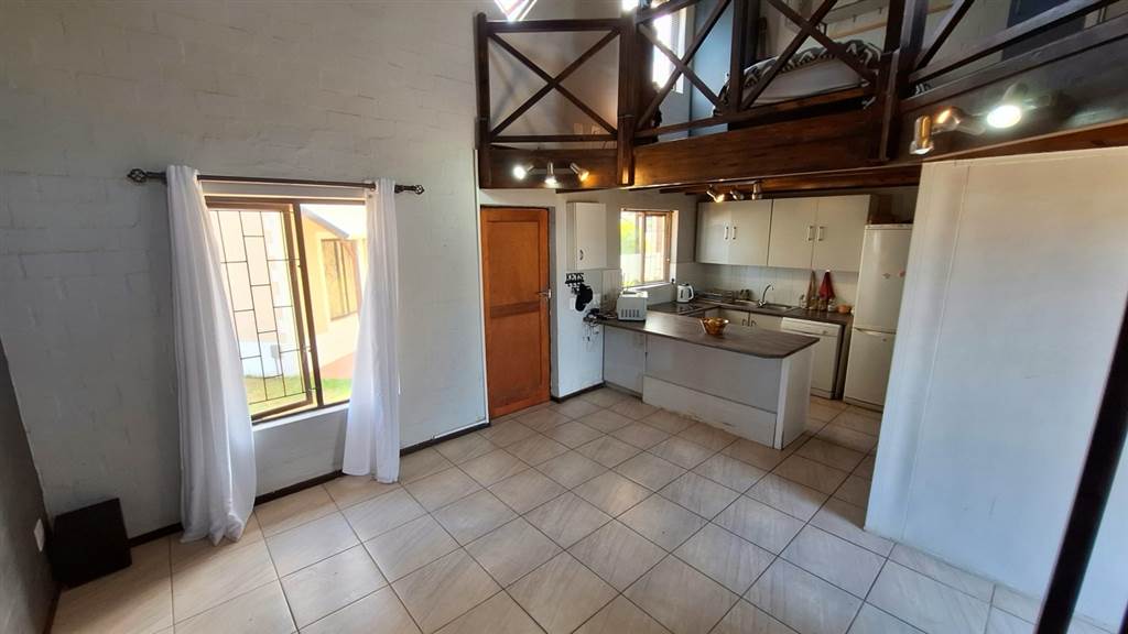 2 Bed Townhouse in Somerset West Central photo number 15