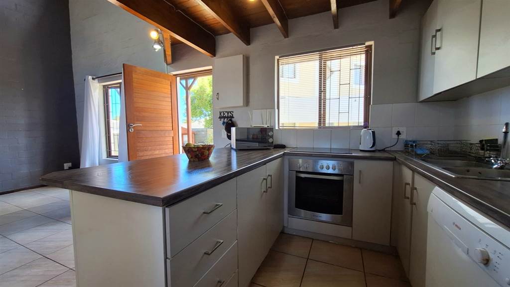2 Bed Townhouse in Somerset West Central photo number 4