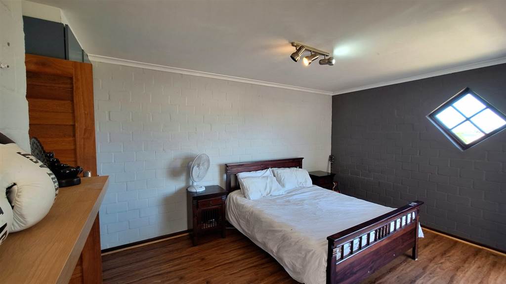 2 Bed Townhouse in Somerset West Central photo number 8