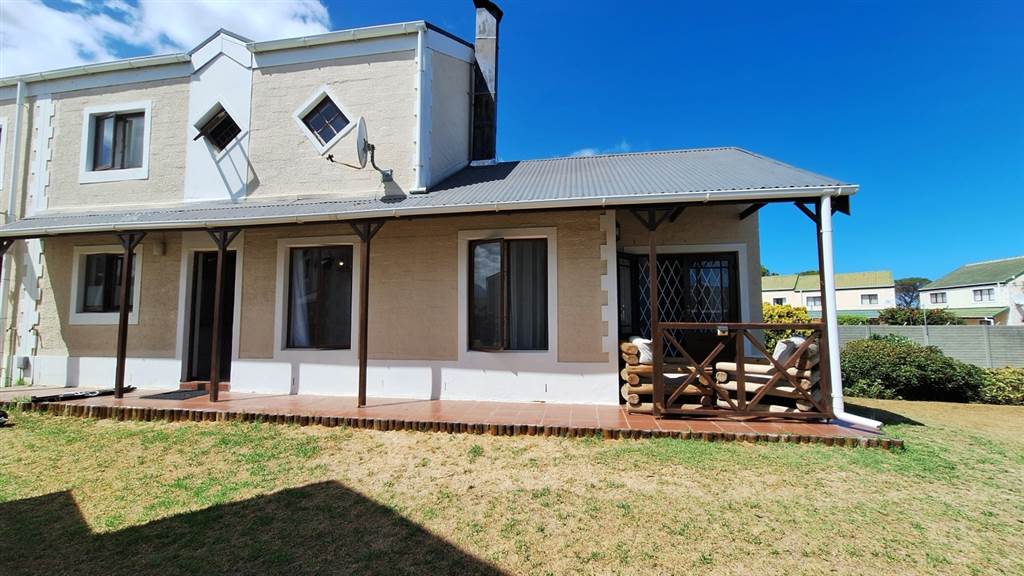 2 Bed Townhouse in Somerset West Central photo number 1