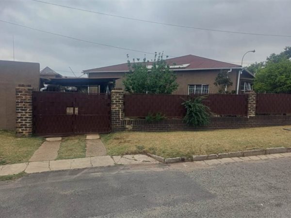 4 Bedroom House 4 Bedroom House